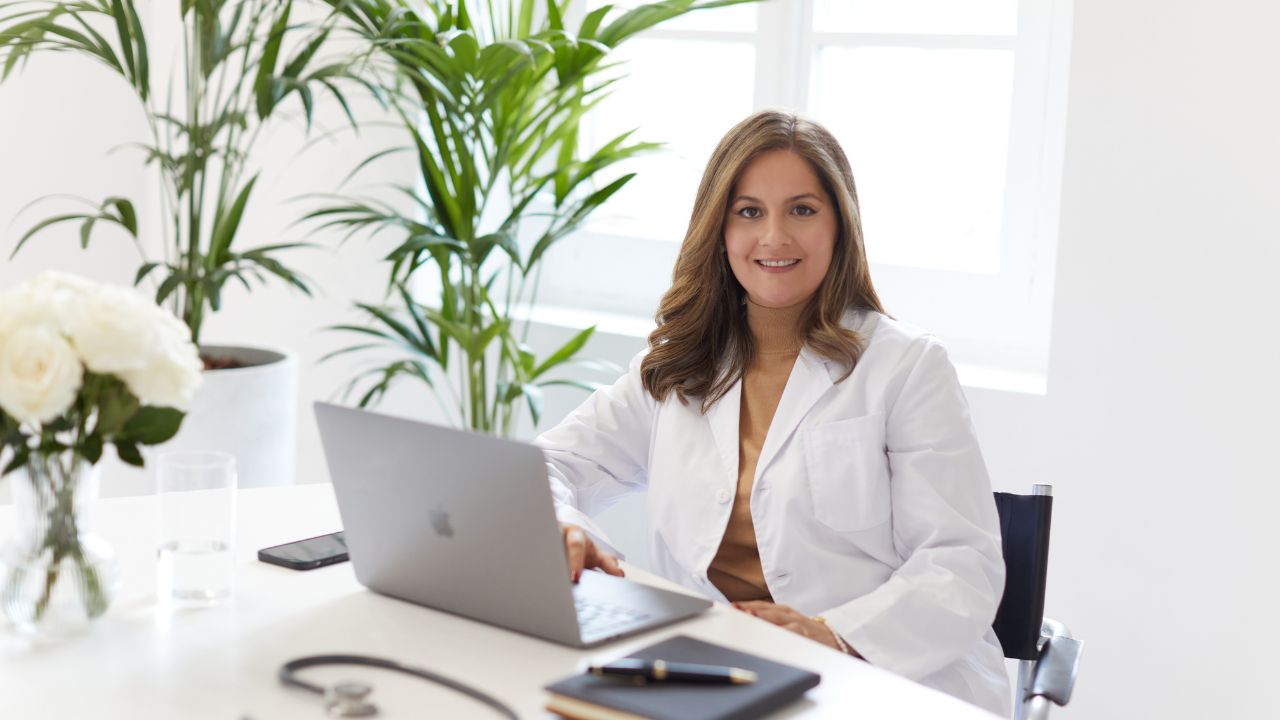 Angie Bru:     Médico en Alemania